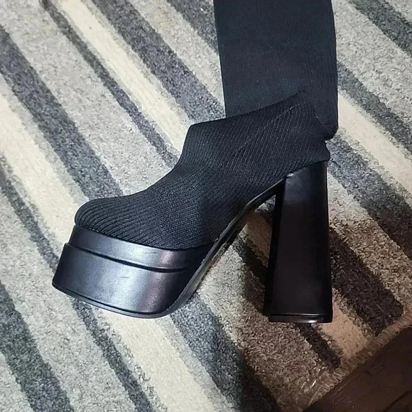 "Slay the Y2K Look with  Givanna Bratz knee  High Platform Sock Boots." Size 37 - Picture 7 of 10